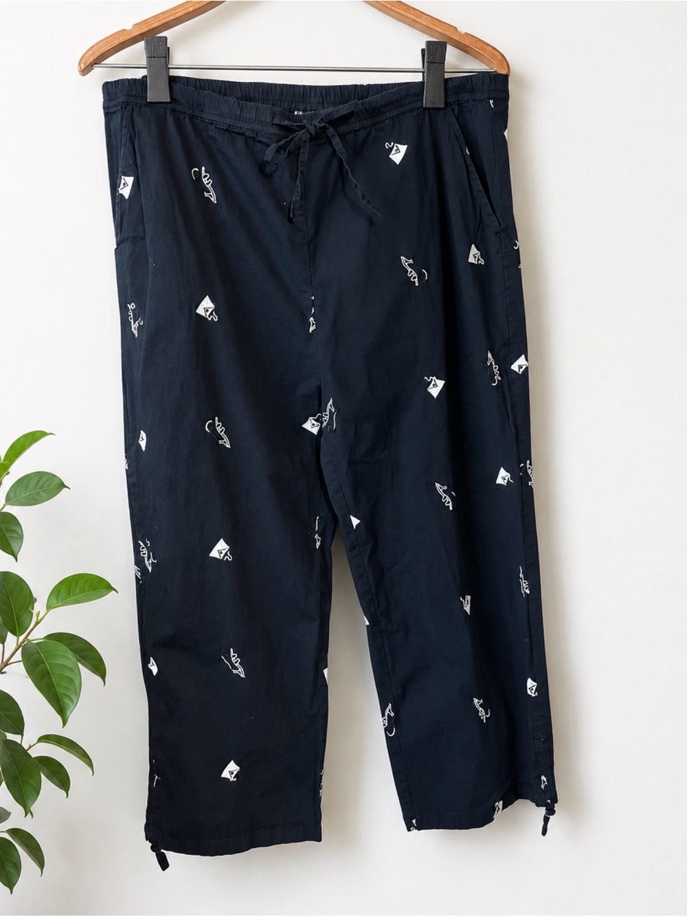 Black Printed Cotton Drawstring Capris - Casual Women's Capris Medium